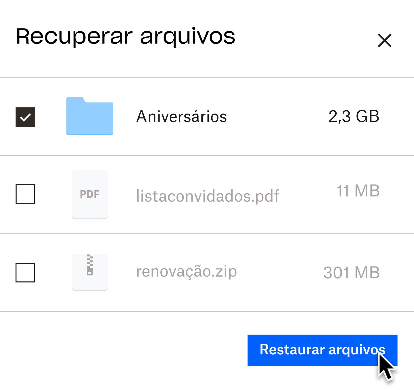 Um usuário clicando em um botão azul denominado &quot;restaurar arquivos&quot;.